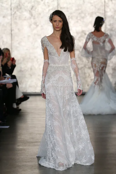 Inbal Dror bruids start-en landingsbaan Show — Stockfoto