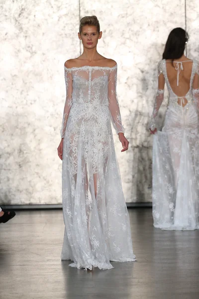 Inbal dror braut laufsteg show — Stockfoto