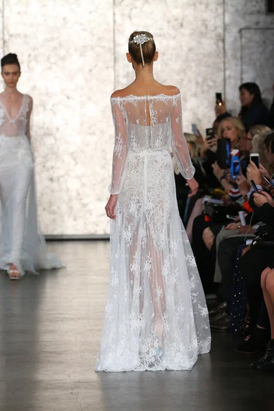 Inbal Dror svatební Runway Show — Stock fotografie