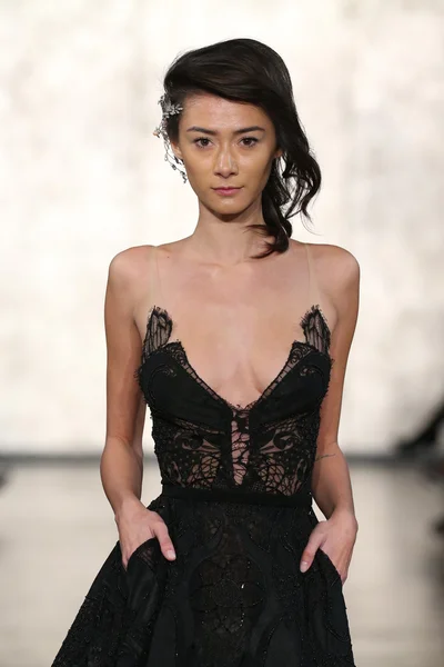 Inbal Dror svatební Runway Show — Stock fotografie