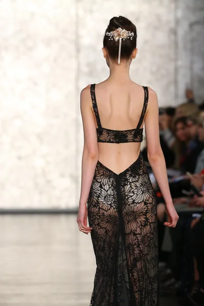 Inbal dror braut laufsteg show — Stockfoto