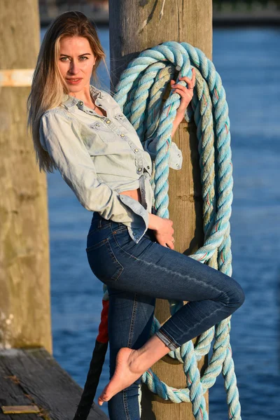 Mujer de moda en el muelle — Foto de Stock