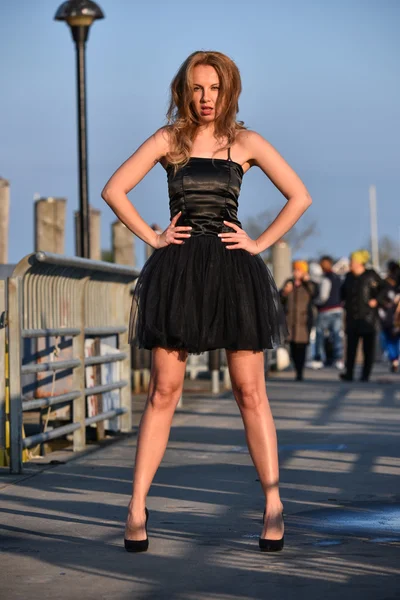 Mujer vistiendo vestido negro p —  Fotos de Stock