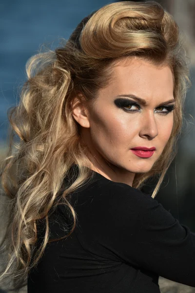 Glamour-Model mit perfektem Make-up — Stockfoto