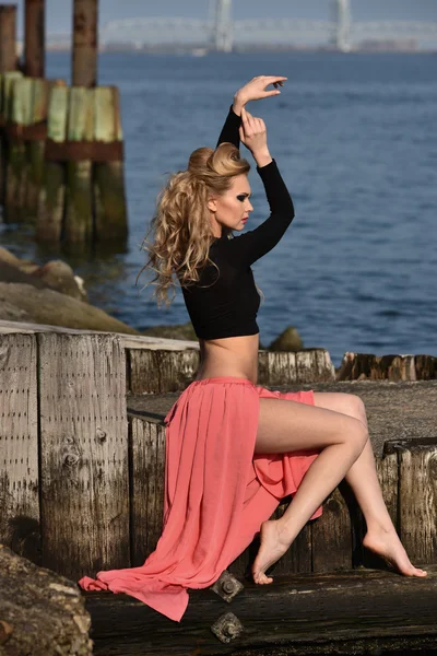 Vrouw poseren vrij op de pier — Stockfoto