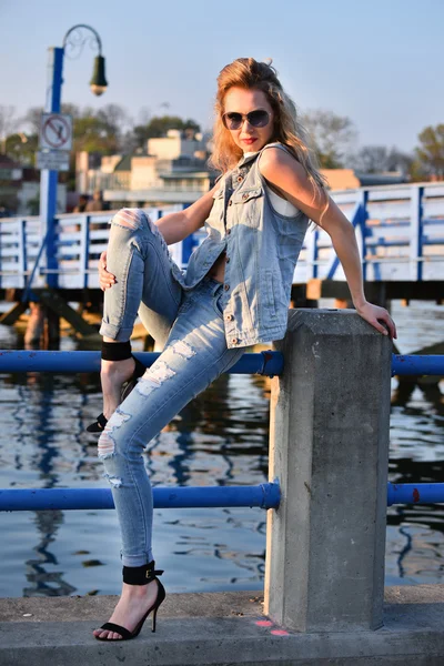 Blond model posing at the pier — Stock Photo, Image