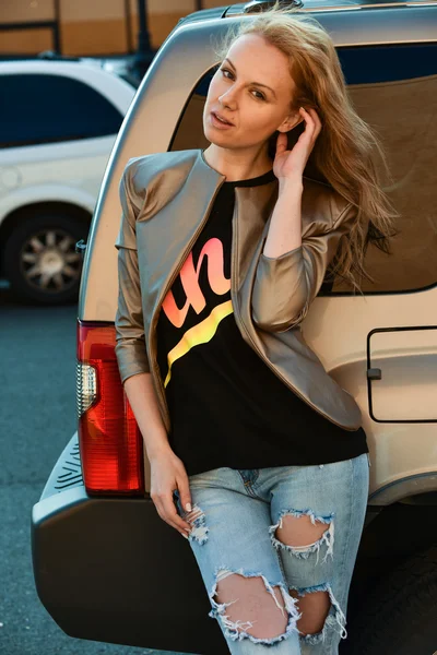 Mujer posando cerca del coche —  Fotos de Stock