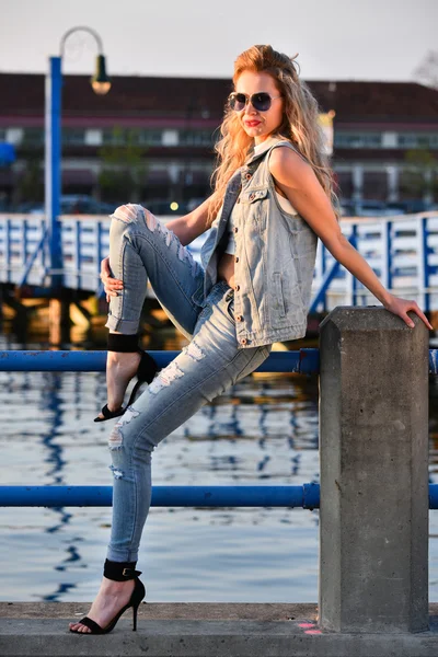 Modell klädd i rippade jeans — Stockfoto