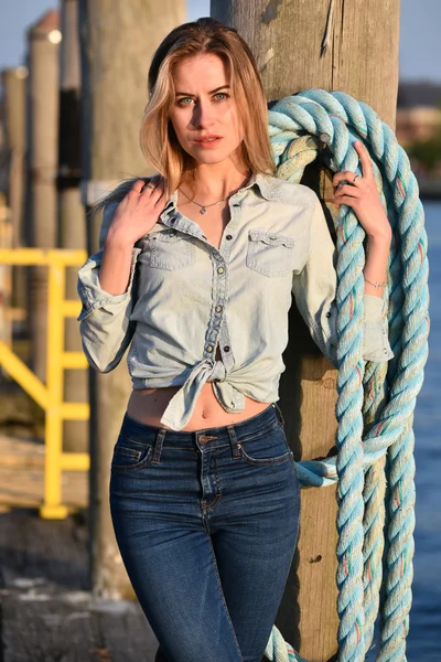 Vrouw stond op de boot jachthaven — Stockfoto