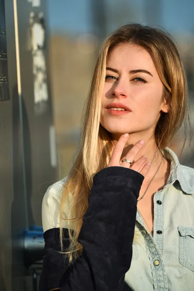 Schöne junge kaukasische Frau — Stockfoto