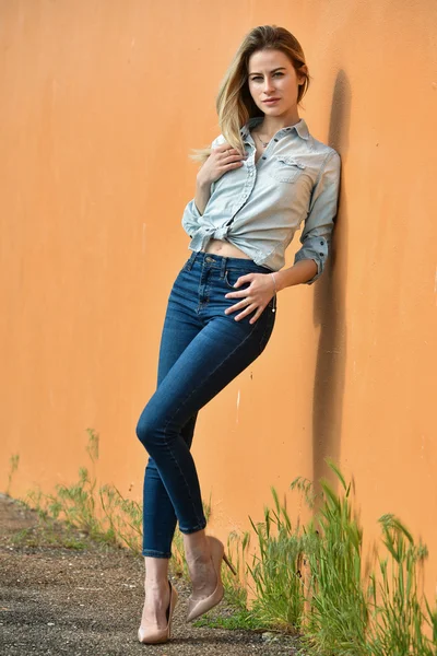 Modelo con camisa vaquera y jeans —  Fotos de Stock