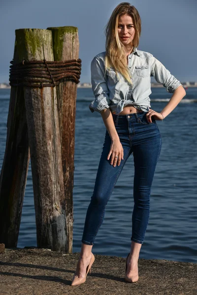 Blondine steht auf dem Pier — Stockfoto