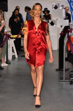  Popimpresska İlkbahar / Yaz Pist Göster