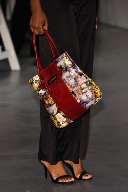  Popimpresska İlkbahar / Yaz Pist Göster