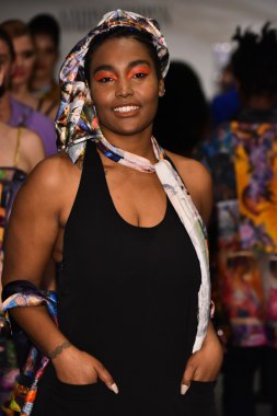  Popimpresska İlkbahar / Yaz Pist Göster