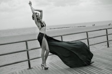 Bikini giyen ve kanat çırpan güzel bir kadın.