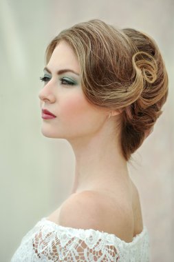 Profesyonel makyaj ve romantik saç modeli ile güzel kadın