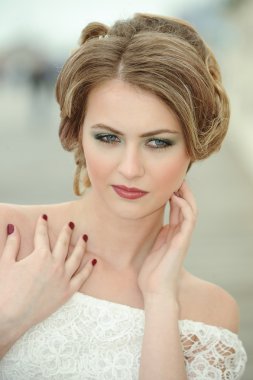 moda model parlak kalıcı makyaj ile