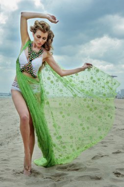  lüks tasarım bikini giyen sarı saçlı güzel seksi kadın