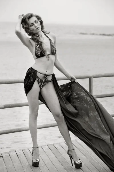 Mode-Mädchen mit langen Beinen und perfektem schlanken Körper im Bikini — Stockfoto