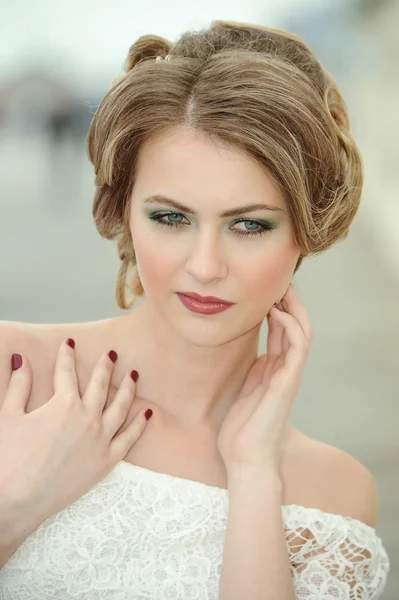 moda model parlak kalıcı makyaj ile