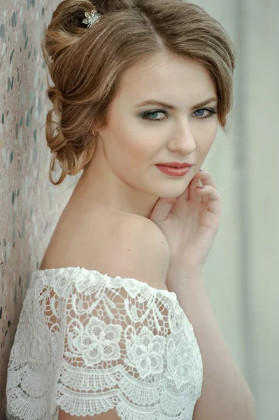 parlak makyaj ve yaratıcı romantik saç modeli ile sarışın kadın