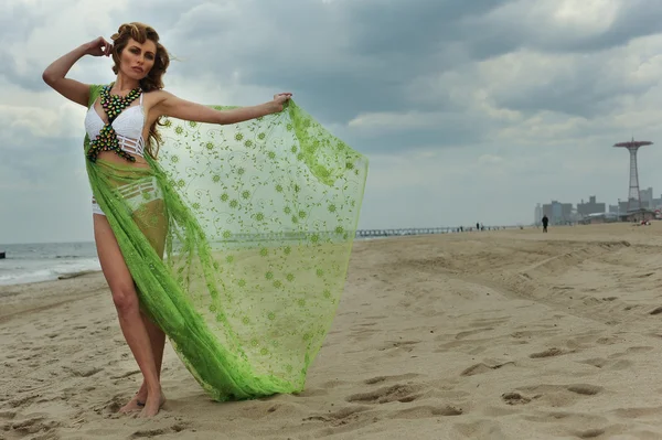 Mode model vrouw in ontwerp bikini met blowing cover-up — Stockfoto