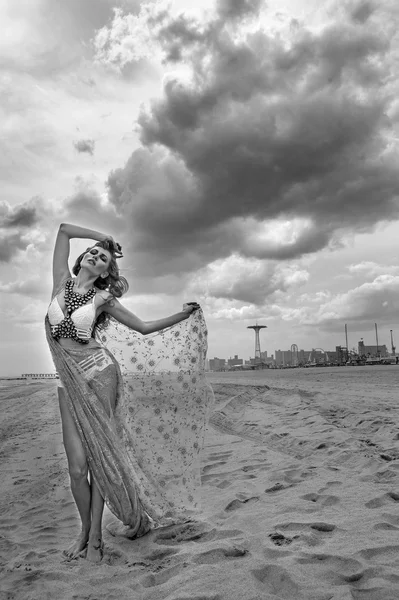 Model walking at empty beach on Coney Island — Stock Photo, Image