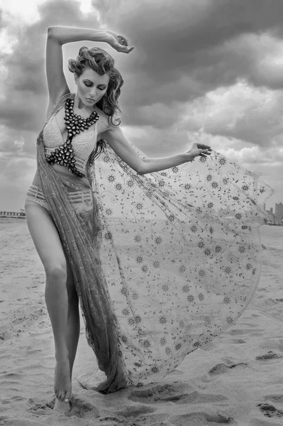 Model spaziert am leeren Strand auf Coney Island — Stockfoto