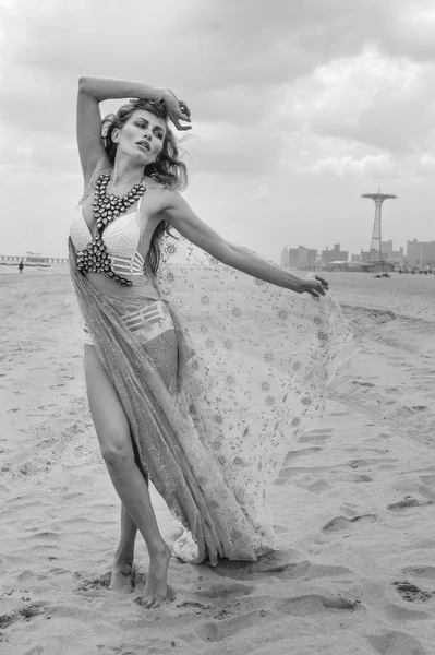 Modelo andando na praia vazia — Fotografia de Stock