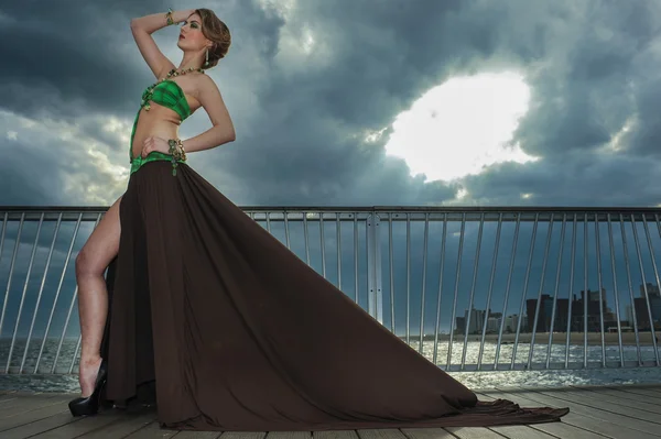 Glamour genç kadın iskelede tasarımcılar mayo resort yüzen elbise giyiyor 