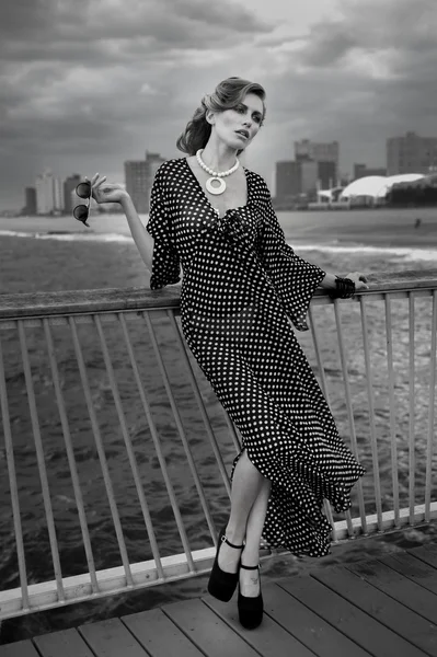 Retrato romántico de una joven con vestido blanco y negro y gafas de sol —  Fotos de Stock