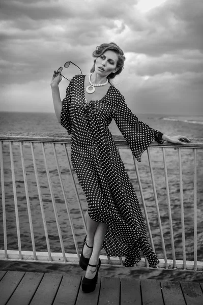 Retrato romântico de jovem mulher vestindo vestido preto e branco e óculos de sol — Fotografia de Stock