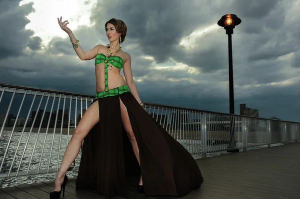 Glamour jonge vrouw op de pier dragen ontwerpers badpak Resort drijvende jurk — Stockfoto