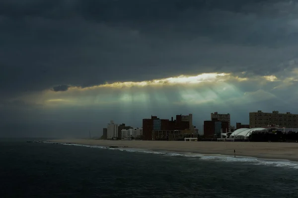 Panoramatický výhled na prázdnou pláž na Coney Island v Broooklyn ny — Stock fotografie