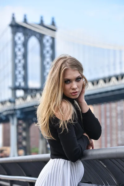 Retrato ao ar livre de jovem loira sensual mulher posando — Fotografia de Stock