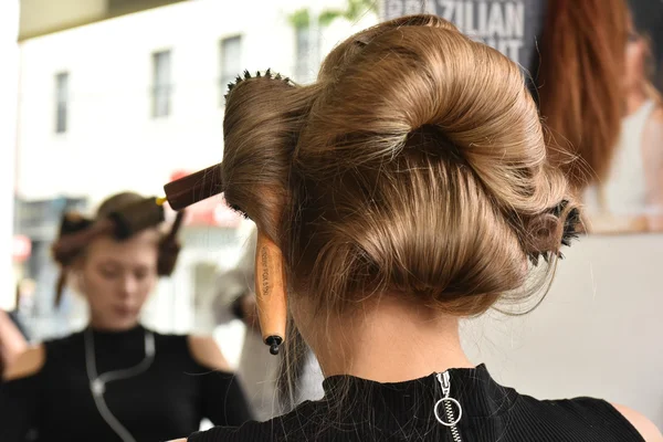 Hair curling process — Stock Photo, Image