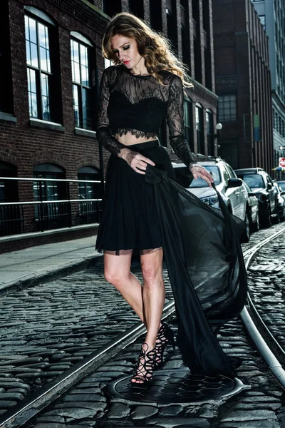 Gyönyörű divatmodell jelentő szép az utcán, a történelmi területen — Stock Fotó
