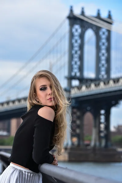 Retrato al aire libre de una joven rubia sensual posando en ropa elegante en el muelle —  Fotos de Stock