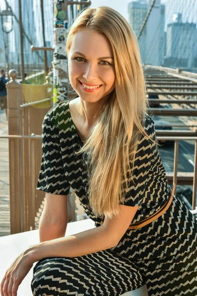 Retrato de una hermosa joven rubia vestida con ropa de moda — Foto de Stock