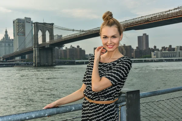 Pretty young woman at the waterfront location with Brooklyn  Bridge — Stock Photo, Image