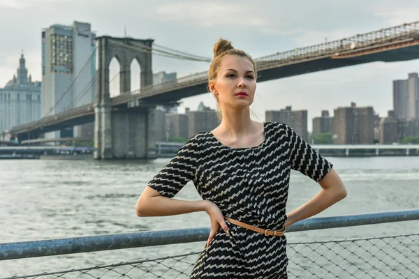 Young pretty girl elegantly dressed posing on the pier — ストック写真