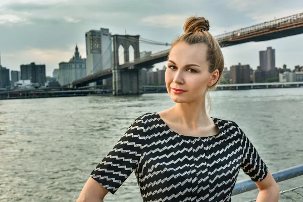 Retrato de la hermosa joven con el puente de Brooklyn —  Fotos de Stock