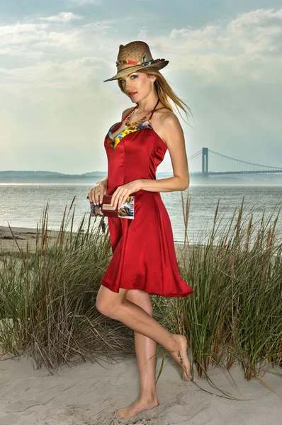 Mujer joven de moda en vestido rojo —  Fotos de Stock