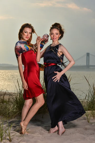Two pretty Caucasian young fashionable women posing — Stock Photo, Image