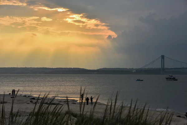 Coucher de soleil coloré avec nuages orageux — Photo