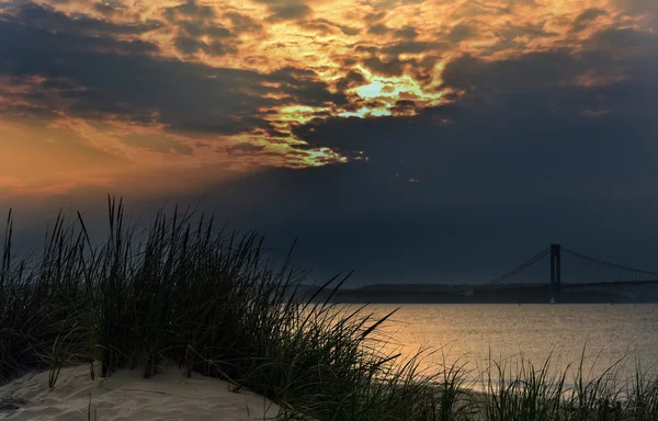 Pôr do sol colorido com nuvens de trovoada — Fotografia de Stock