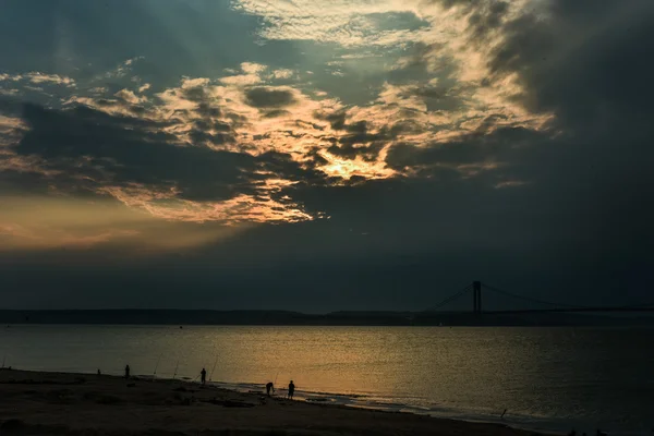 Pôr do sol colorido com nuvens de trovoada — Fotografia de Stock