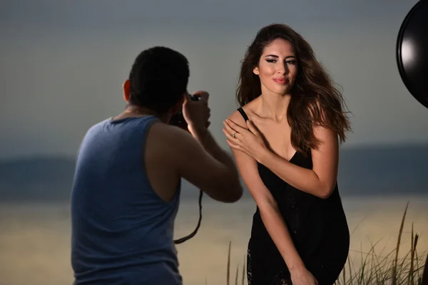 Fotografo riprese bella bruna — Foto Stock