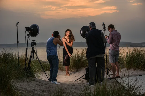 Fotógrafo tiro hermosa morena — Foto de Stock